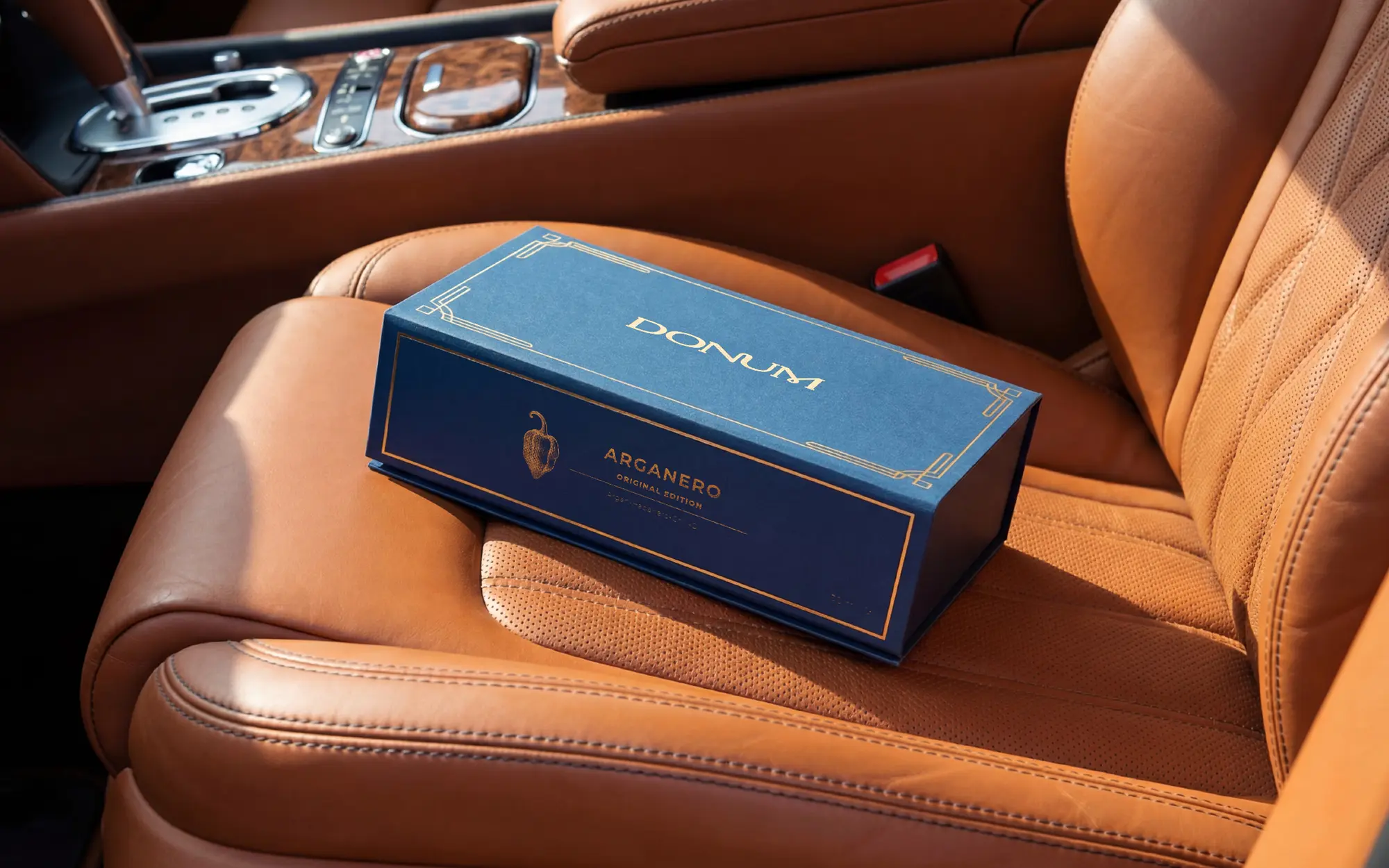 Die DONUM Edition auf dem Ledersitz eines Fahrzeugs — sie fährt mit nach Hause