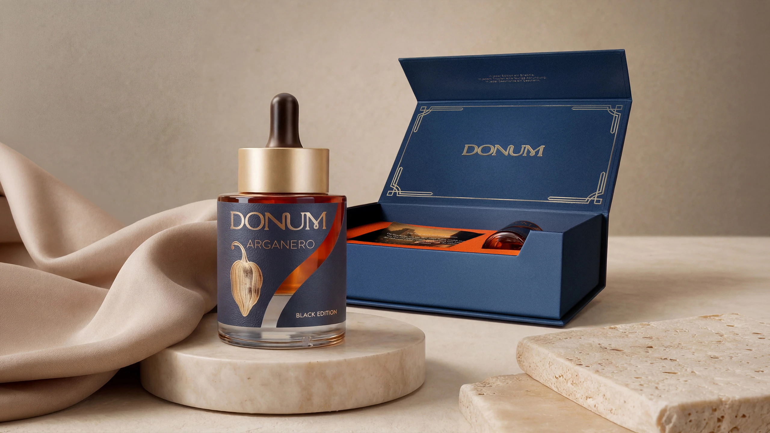 DONUM ARGANERO Edition: Flakon und geöffnete Geschenkbox auf Travertin